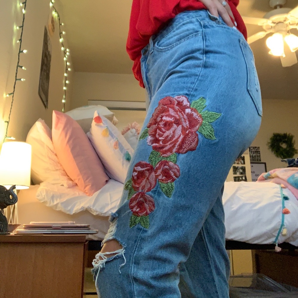 EMBROIDERED DISTRESSED JEANS